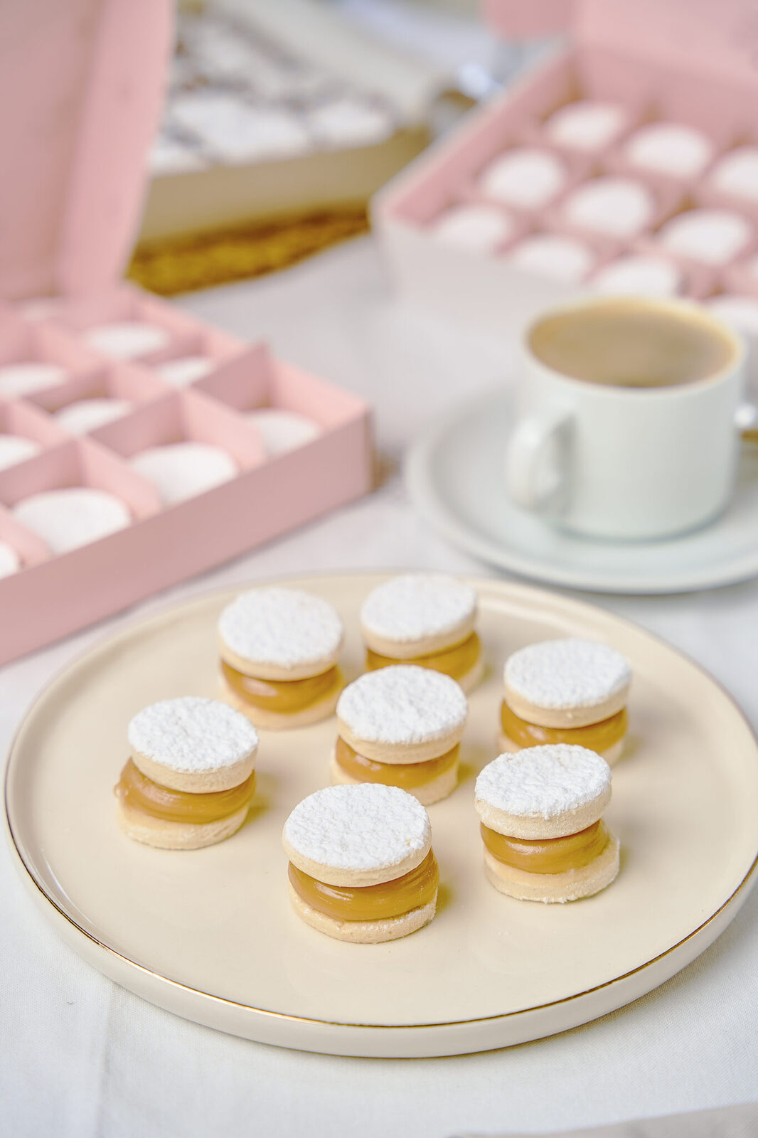 Alfajores de maicena con manjar artesanal Del Rosario Dulcería